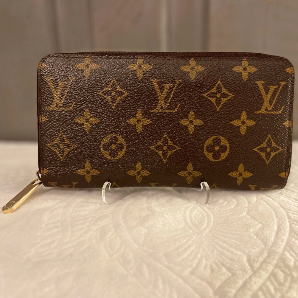 ✨ Louis Vuitton Zippy Wallet ✨